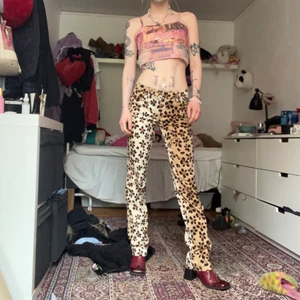 Moschino - Raka vintage moschino leopard byxor, jättejättebra skick. Skit snygga! Frakt 66kr 💖 waist 26, visas på en Xs/S