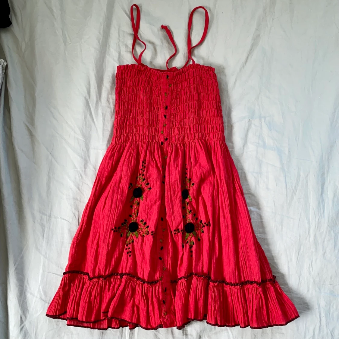 Röd klänning broderade rosor S