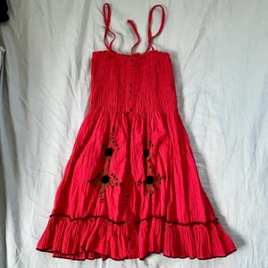 Röd klänning broderade rosor S - Röd fin sommarklänning med broderade blommor, från Visby, storlek S. 