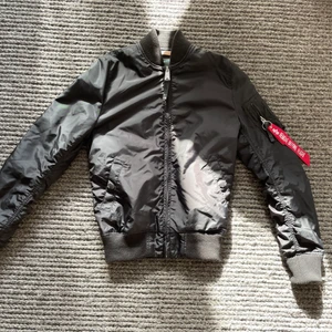 Alpha industries jacka S - Använd ett fåtal gånger, som ny.  Säljer pga att den inte används, inköpt för 1500kr. Storlek S men liten i storleken.