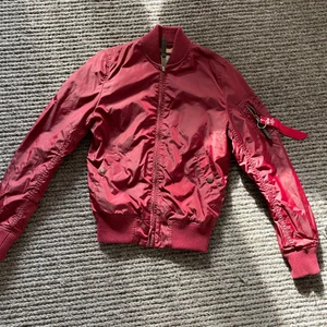 Jacka från Alpha industries S - Använd ett fåtal gånger, som ny. Liten i storleken, säljer pga att den ej används. Köpt för ca 1500kr, kan leta fram kvitto ifall köpare vill det.