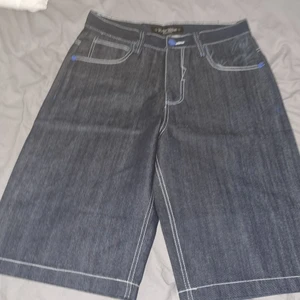 Premium RB baggy shorts/aldrig använda/ - Säljer mina premium RB baggy shorts eftersom dom var för stora. Det står att det är 26 fast dom är väldigt baggy