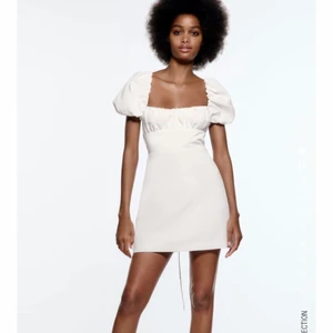 Vit klänning Zara - Säljer denna fina klänning från Zara då den inte kommer till användning. Är i stolek L men skulle säga att det snarare är en S/M. Endast använd en gång och är i nu skick. Nypris 399.💕💕