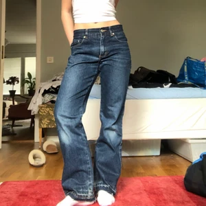 Blå jeans  - Dem perfekta blå jeansen!! Är i barnstoeleken 160 men passar mig som är en xs/s perfekt! Midjemått: 75 cm, innerbensmått: 74 cm!!