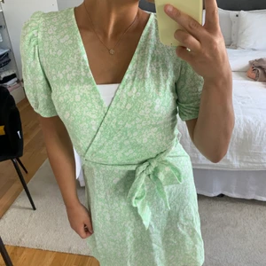 Sommarklänning - Jättefin klänning från Gina Tricot. Köpt förra året, använd ett fåtal gånger. Inga tecken på användning.