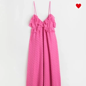Slutsåld H&m klänning 🍓 - Säljer denna helt oanvända klänning från H&m. Prislapp sitter kvar, den är endast testad. Tyckte inte riktigt den passade mig, lite för lång för min smak. ❤️ finns endast i storlek xxl på hemsidan, därav slutsåld i xs. Kan skicka egna bilder vid behov 🍓 