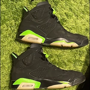 Air Jordan 6 electric green - Jordan 6 electric green. Har en tag som visar på att den är äkta. Tar byten eller möts upp i Stockholm. Eller så står köparen för frakt. Slitage på grund av användning