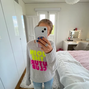 Cashmere tröja - Cool och unik stickad cashmere tröja från from future💛💗 jag säljer den eftersom jag aldrig använder den, köpt i höstas och endast använd ca 4 ggr! Nypris: 1500kr🙌🏼