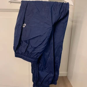 nike tracksuitpants - Skriv privat vid intresse eller frågor😊. Säljer många plagg just nu, kolla in profilen. Priserna är diskuterbara💕