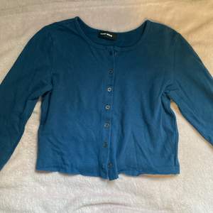 Blå långärmad tröja som jag köpt från en butik i Tyskland, kostade ca 150 i svensk valuta. Jätte gullig där man kan knäppa upp knapparna, lite kort så det blir som en magtröja. Använt den några gånger under sommaren förra året. Väldigt fin.