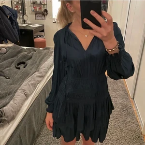 Maje klänning - Jättefin och snygg mörkblå klänning från Maje! Perfekt inför nyår🤩 Säljer pga att den inte kommer tillanvändning längre💗 Pris kan diskuteras 