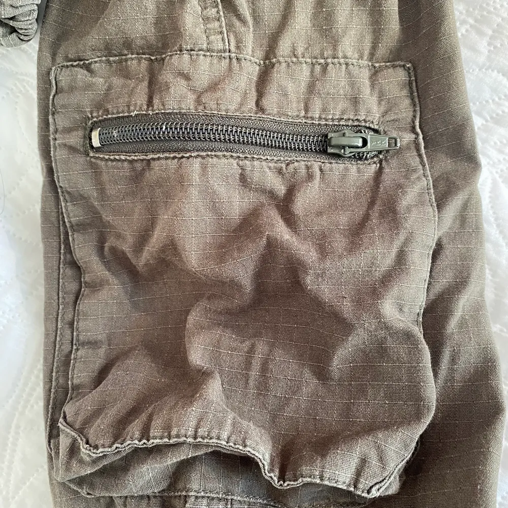 Mörk gröna Cargo pants. Köpta nyligen men passar inte bra. ❤️. Jeans & Byxor.