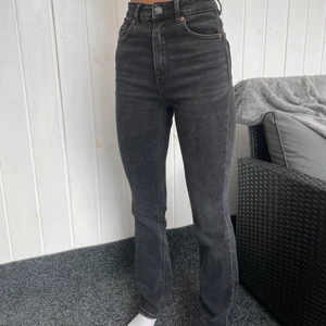 Stradivarius Jeans - Säljer dessa mörk gråa Stradivarius Jeans strl 32 köpta på asos förra året. Säljer då byxorna inte används. Sitter bra i längden på mig som är ca 167. Är flera intresserade så startar jag budgivning. Köparen står för frakten❤️