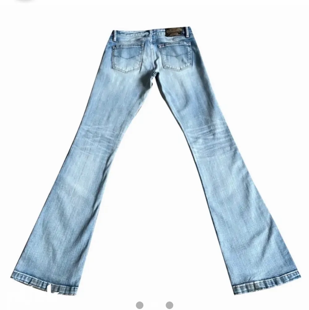 Säljer dessa populära crocker jeans i 26/33! Har dock sprättat upp de där nere för att de ska bli längre vilket gör att de är slitna längst ned men tycker själv att det är snyggt❤️ Kan tyvärr inte ta bild på då de är för små, midjemått 34cm tvärs över och innerbensmåttet: 84cm💞 två första bilderna är lånade. Jeans & Byxor.