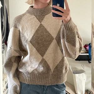 Tjocktröja - Tjocktröja från hm, säljer pga att jag inte använder men väldigt skönt material och fin passform :) 