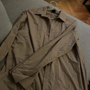 Beige skjorta - Bra skick. Använd nån gång. 