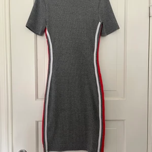 Klänning  - Klänning som framhäver ens kurvor