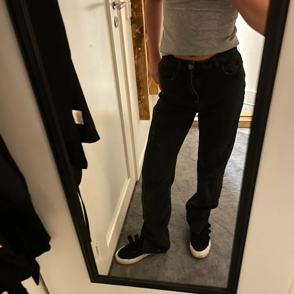 Jeans i svarttvätt och slits, jag är 164 lång och dessa passar i längden men lite stor i benen för mig💕. Jeans & Byxor.