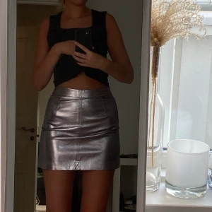 Kjol - Cool metallic kjol. Superfin till ett par boots osv.