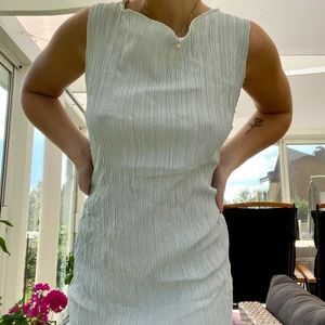 Snygg klänning i skrynkligt material  - Fin ljusblå långklänning i skryngligt material 🖤