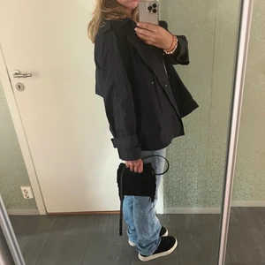 Kappa från massimo dutti - As snygg marinblå jacka från Massimo Dutti, men köpt från Zalando tidigare i år! Nypris är 1500 men tror ej att den går att få tag på längre😊