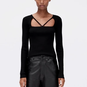 Svart topp zara  - Säljer denna svarta toppen från Zara i storlek M 