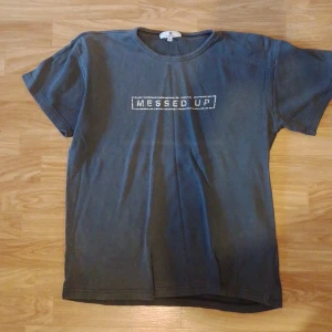 Urtvättad stil - T-shirt i strl M passar L med, lössittande modell Skönt tyg Från wormland 