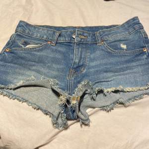 Jättefina lågmidjade jeans shorts❤️ Säljer då dom inte passar❤️  Köpare står för frakt