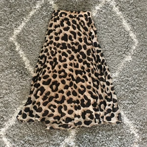 Leopard Patterned Skirt -  färg: beige 💘  Jag köpte den för 440 kr 💌