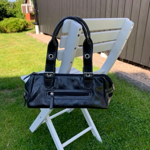 väska - Svincool axelväska/handväska. Rymligt, flera fack, fina detaljer🖤 Köpare betalar frakt på 57 kr. 