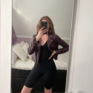 Skinnjacka (läderimitation)  - Märke: Design by KappAhl. Material: Läderimitation. Färg: Vinröd med en hint av lila. Storlek: Jag bär normalt storlek 36-38, men denna jackan (storlek 40) passade mig perfekt. Skick: Bra skick, knappt använd. Materialet har spruckit lite i kragen. 