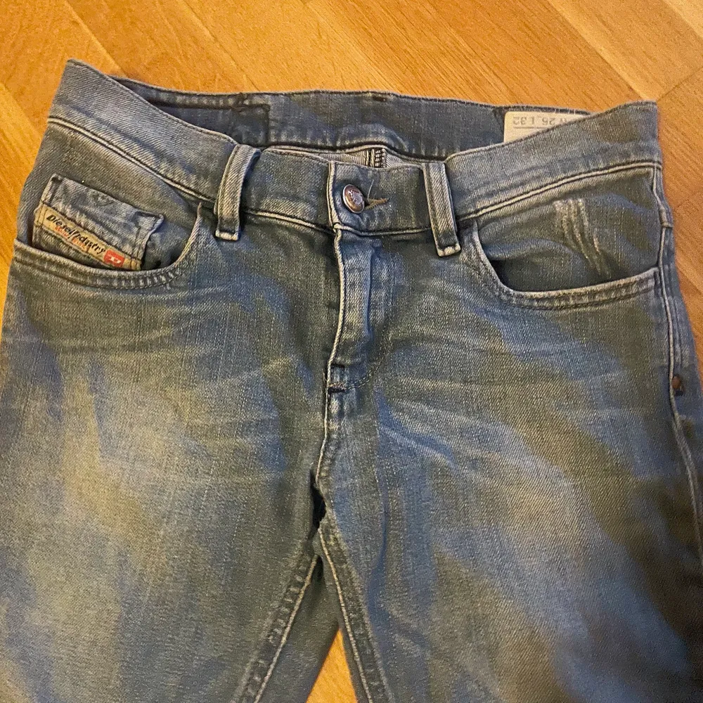 sjukt snygga low/midrise jeans ifrån diesel🫶 frakt tillkommer. Jeans & Byxor.