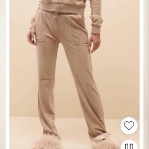 Juicy Couture byxor - Säljer mina superfina Beiga Juicy Couture byxor som är köpta på Nelly för 1200kr. Köpte för ett litet tag sen och har bara använt någon gång så det är riktigt fina! Har också egna bilder men kände att det syns böst såhär!