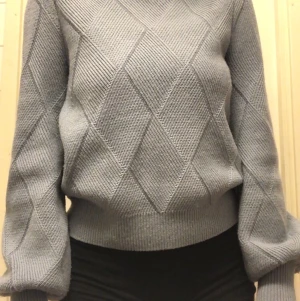 Stickad tröja - Mysig & elegant stickad tröja, relativt stor i storleken så funkar även för S/M