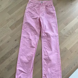 Säljer dessa rosa jeans, använda en gång i ungefär 3 timmar. Annars helt nya, Inge fläckar på byxorna eller andra defekter! Säljer pga att de är för små. Byxorna är från Gina tricot och passar perfekt till både vardags och fest❣️