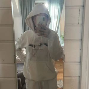 Hoodie  - Fin vit emplece hoodie i strl S. Köpt för 650 kr och använd några gånger. Finns små fläckar men inget man tänker på. Den är lite nopprig men så blir tröjor efter ett tag❤️kan diskutera pris. 