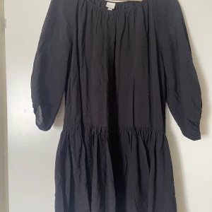 Svart klänning  - Svart klänning från H&M i storlek 36. 