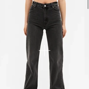  jeans - Ganska tajtast (därav ingen bild där jag har på dom). Knappt använda sedan köp.