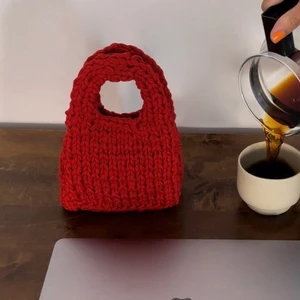 Kerastudios ❤️ - Stickad asymmetrisk väska. Finns endast en av denna. Följ @kerastudios för fler släpp