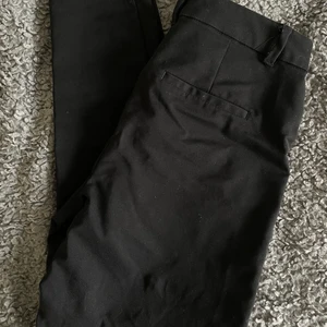 Kostymbyxor vero moda  - Kostymbyxor från vero moda i fint skick. Storlek S längd 32. Mid waist.  Köpare står för ev frakt.