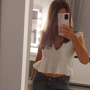 Vit topp  - Så fin topp som tyvärr inte kommer till användning. storlek m men passar även mig som brukar ha s 