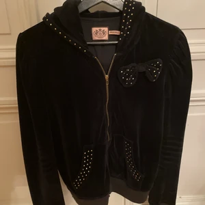 Juicy limited edition  - Säljer en limited edition juicy couture tröja som är väldigt lite använd och man kan alltid ta av rosetten. Storlek Xl men passar M/S 100% för att jag är en m s