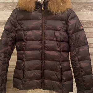 Canadiens jacka - Canadiens jacka i nyskick Storlek 40 Köparen står för frakten 