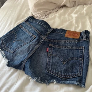 Levis shorts  - Säljer dessa supersnygga shorts från Levis. Skulle säga att de passar XS/S eller 34/36. Väldigt fint skick❤️Kan gå ner i pris vid snabb affär!