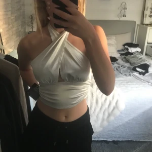 Topp - Säljer min oanvända topp från Nelly med prislapp kvar!❤️Storlek 38 men passar 36💖 Köptes för 329💕skriv för fler bilder!