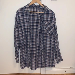 Oversize Vintage Skjorta - Blå rutig skjorta köpt i vintage affär i Paris, väldigt bra skick, saknar märke