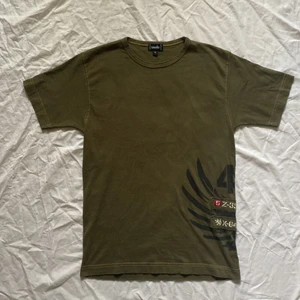 Snygg tshirt från Crocker - Cool tshirt från Crocker, Med detaljer. Strl M på lapp men passar flera storlekar. Säljer likadan fast i grå på min profil. Köparen står för frakt. ⭐️ 