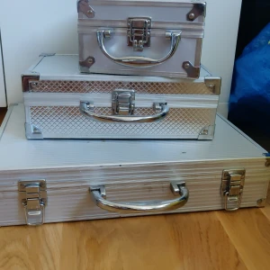 Sminklådor - 3 sminklådor! Jag har försökt tvätta det så gott som jag kan men det är fortfarande lite smutsiga :( men väldigt praktiska! Det kostar 10kr + frakt 20 kr frakt