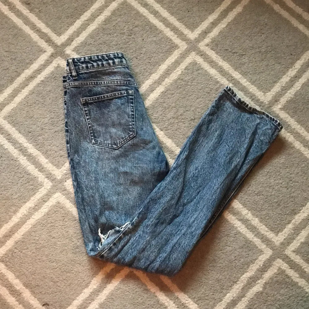 Blåa jeans i bra skick som använts ett fåtal gånger. Frakt ingår . Jeans & Byxor.