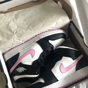 Air jordan 1 - Säljer nu mina air jordan 1 mid i färgen arctic pink, de är använda men i väldigt fint skick💞 första bilden är lånad, kan även skicka fler bilder om det önskas⚡️ Köpta för ca 2800💞